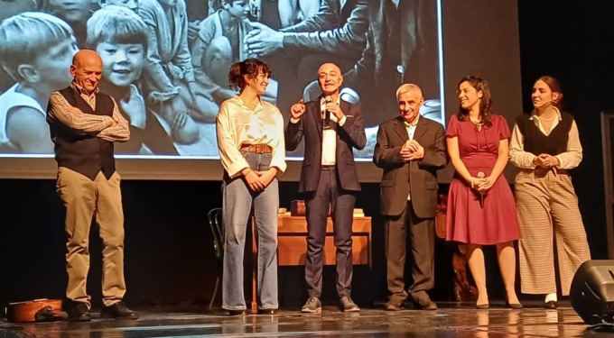 Lo spettacolo dedicato a Gianni Rodari fa il pieno di consensi