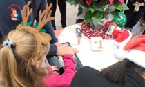 I bambini in posta per l'invio delle letterine a Babbo Natale