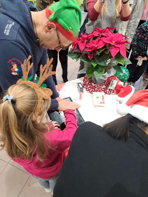 I bambini in posta per l’invio delle letterine a Babbo Natale