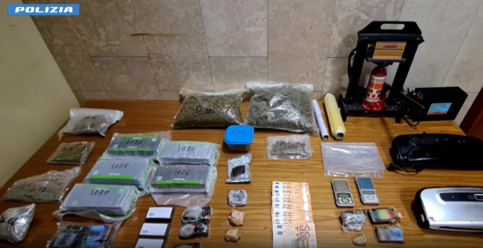 Otto chili di droga nascosti in casa: arrestati due trentenni