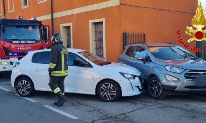 Scontro tra due auto a Vanzaghello: una colpisce e danneggia una tubatura del gas