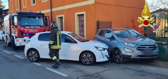 Scontro tra due auto a Vanzaghello: una colpisce e danneggia una tubatura del gas