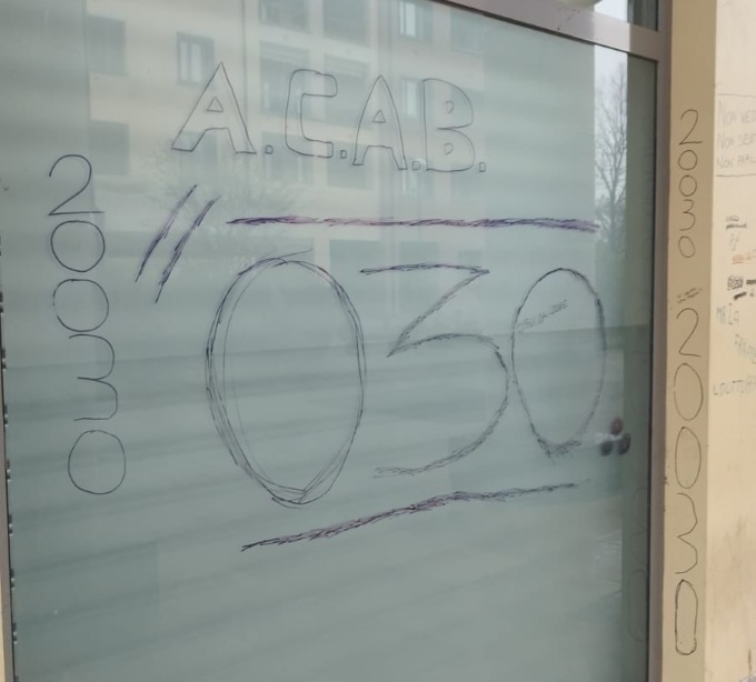 Atti vandalici in via XXV aprile, il responsabile è un 16enne