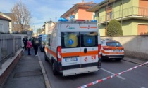 Ha un malore alla guida e prima urta l'auto dei Carabinieri e poi investe una donna