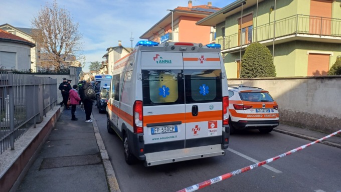 Ha un malore alla guida e prima urta l’auto dei Carabinieri e poi investe una donna