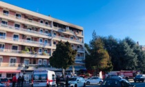 Incendio all'ultimo piano di una palazzina: donna trasportata in ospedale