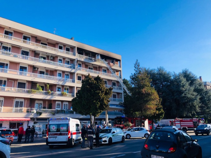 Incendio all’ultimo piano di una palazzina: donna trasportata in ospedale