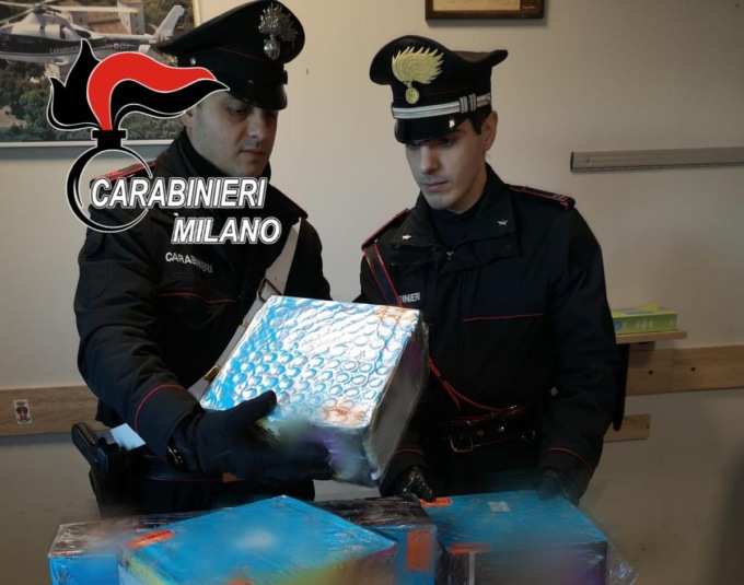 Botti illegali costuditi in casa: denunciati un 25enne e un 29enne