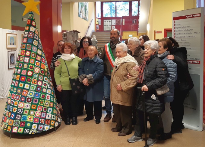 Oltre 500 mattonelle all'uncinetto per celebrare il Natale