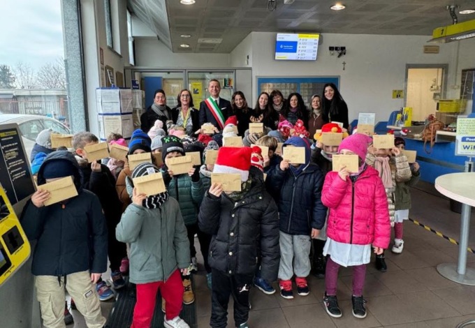 In posta per spedire la letterina a Babbo Natale
