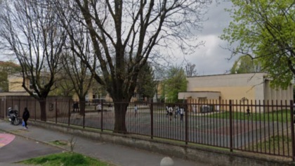 Tubazione del gas danneggiata, bambini portati in cortile