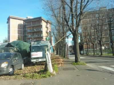 Paura in via Pace, fuoco nel campo dove vivono i giostrai