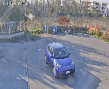 Abbandona rifiuti in paese, multata una donna