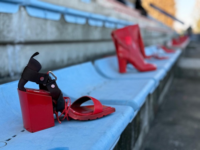 Scarpe rosse contro la violenza sugli spalti del Rugby Parabiago