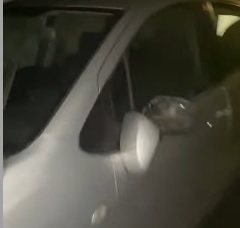 Danneggiati gli specchietti di 15 auto nella notte