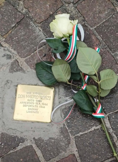 Desio ha dedicato una pietra d’inciampo al sacerdote di Legnano Mauro Bonzi