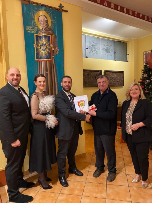 La Contrada San Bernardino col cuore in mano: donate le tessere per la spesa solidale