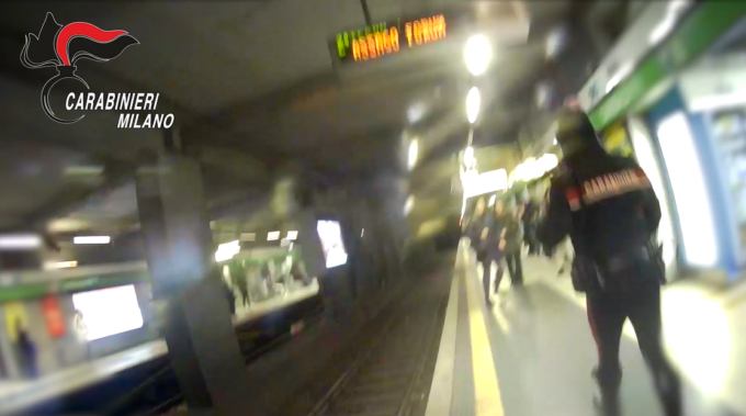 14enne soccorsa in metropolitana dai carabinieri: voleva gettarsi dalla banchina