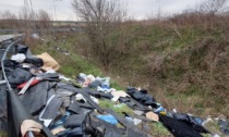 Discarica a cielo aperto a lato della provinciale