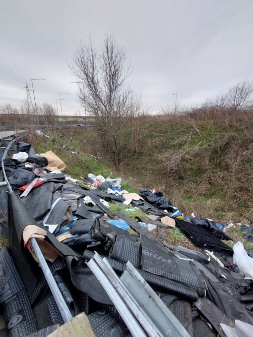 Discarica a cielo aperto a lato della provinciale