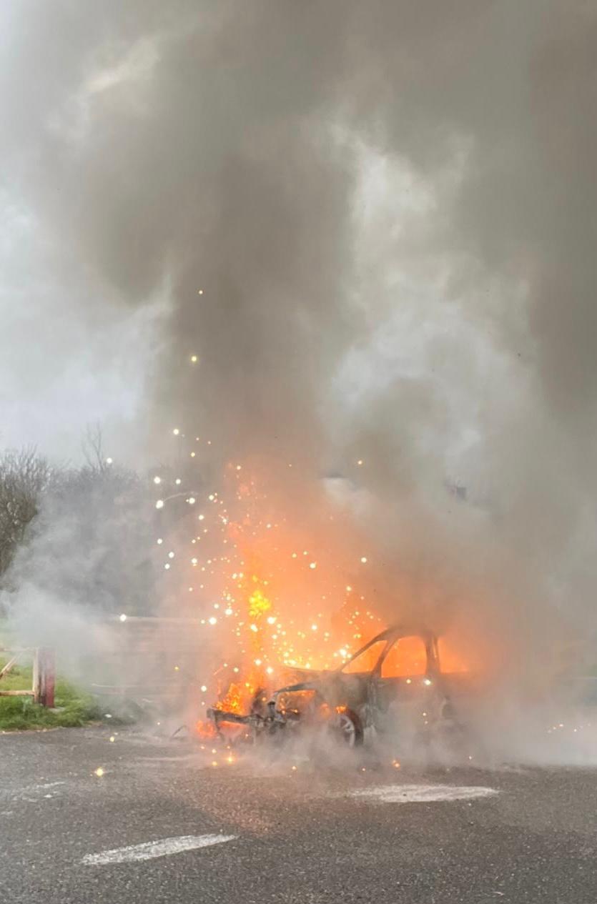 Auto in fiamme in tangenziale