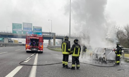 Auto prende fuoco in tangenziale: intervengono i Vigili del Fuoco