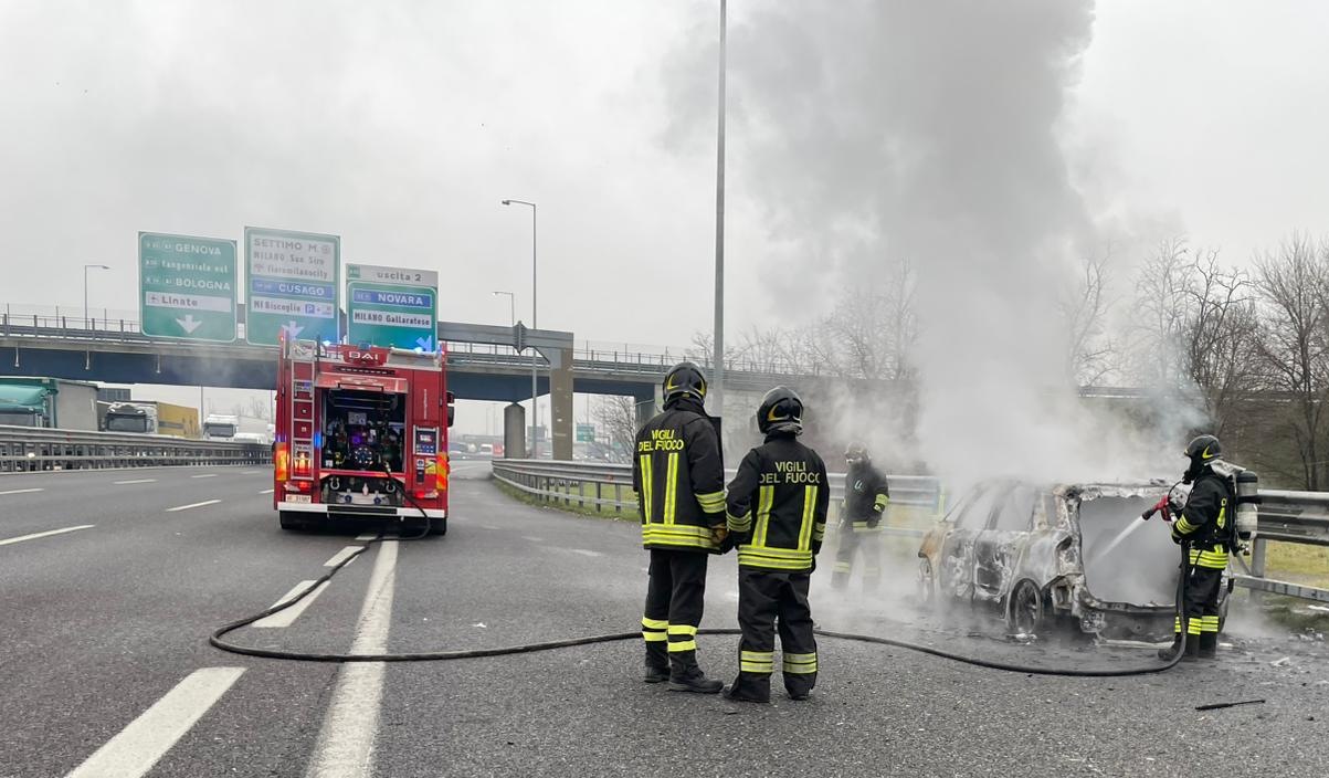 Auto in fiamme in tangenziale