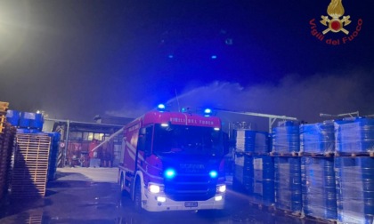 Devastante rogo in un autodemolitore, maxi intervento dei pompieri
