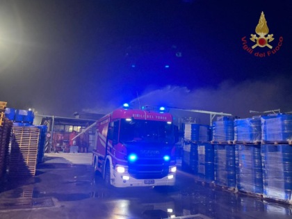Devastante rogo in un autodemolitore, maxi intervento dei pompieri