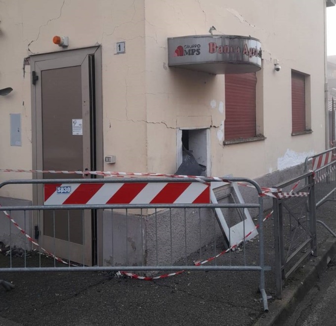 Nella notte spaccata al bancomat di Vermezzo