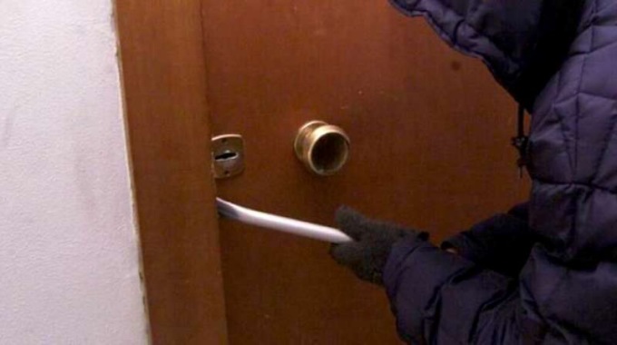 Raffica di furti. Nella notte rubati due furgoncini dalla scuola Luinetti. Colpita anche la parrocchia