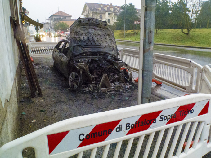 Auto in fiamme a Pontenuovo, l'incendio causa danni a un'abitazione