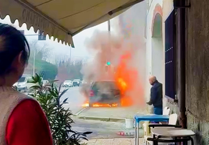 Auto in fiamme a Pontenuovo, l’incendio causa danni a un’abitazione