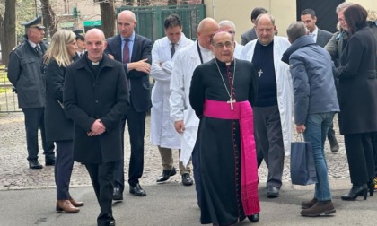 L'Arcivescovo Delpini incontra medici, infermieri dell'ospedale e i nonni della Rsa Perini