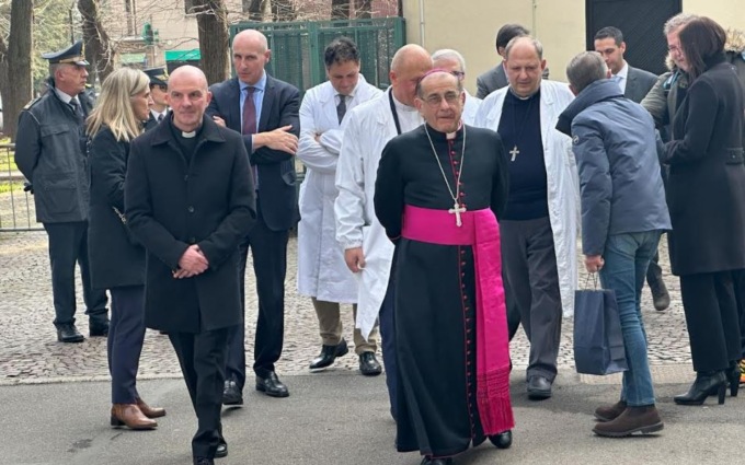 L’Arcivescovo Delpini incontra medici, infermieri dell’ospedale e i nonni della Rsa Perini