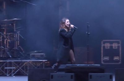 La cantante rhodense Giuliana D’Onofrio ha aperto il concerto di Achille Lauro