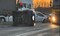 Si ribalta in mezzo al Sempione, automobilista trasportato in ospedale