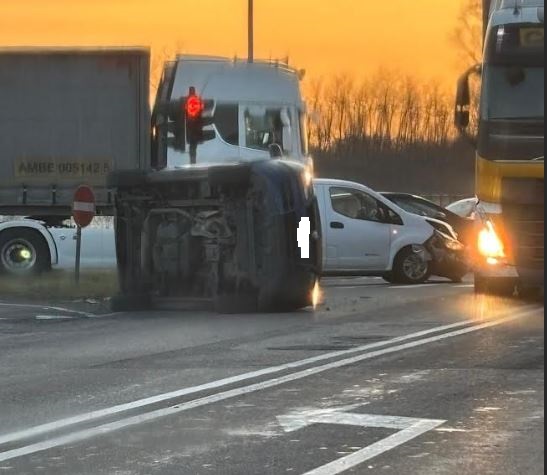 Si ribalta in mezzo al Sempione, automobilista trasportato in ospedale