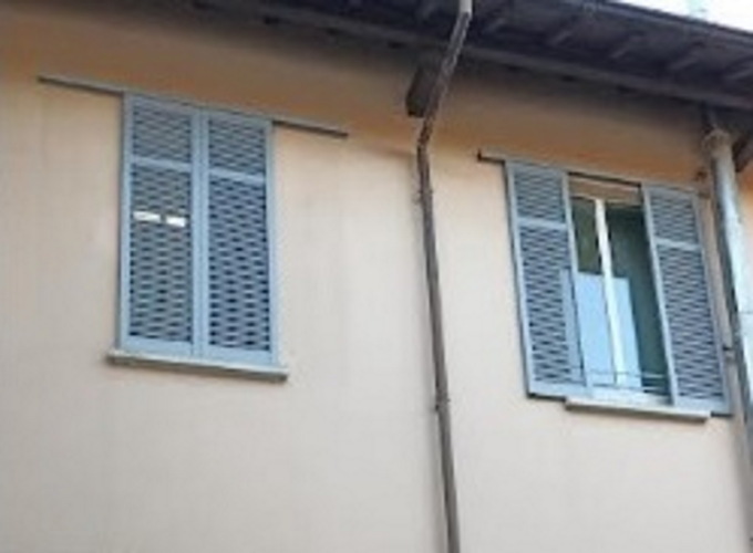 Lavori sulla facciata della scuola materna e potature ai giardinetti