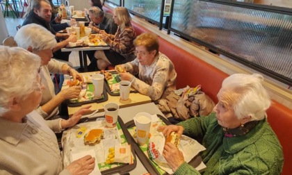 Pranzo al fast food (ma non solo) per le nonne del Centro ricreativo