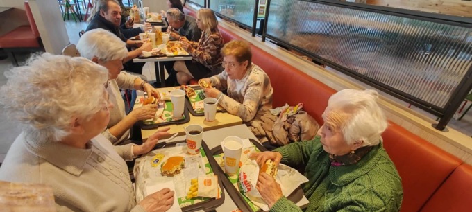 Pranzo al fast food (ma non solo) per le nonne del Centro ricreativo