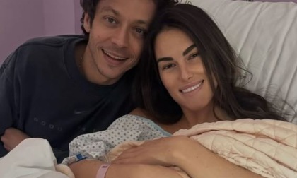 Valentino Rossi e l'aresina Francesca Sofia Novello festeggiano la nascita di Gabriella