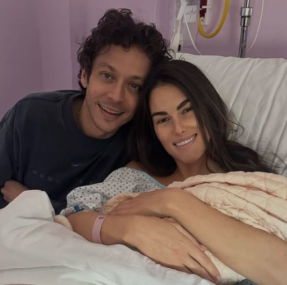 Valentino Rossi e l’aresina Francesca Sofia Novello festeggiano la nascita di Gabriella