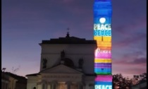 Il campanile di San Vittore illuminato con i colori della Pace