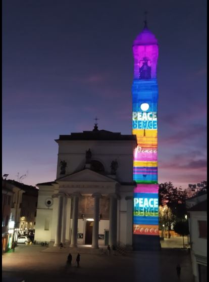 Il campanile di San Vittore illuminato con i colori della Pace