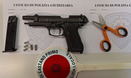 Non vuole uscire dal bar e gli cade a terra una pistola: panico tra i clienti