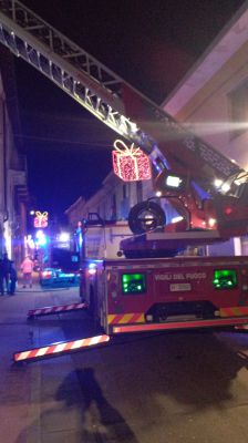 Auto in fiamme, evacuato un palazzo: soccorso anche un neonato