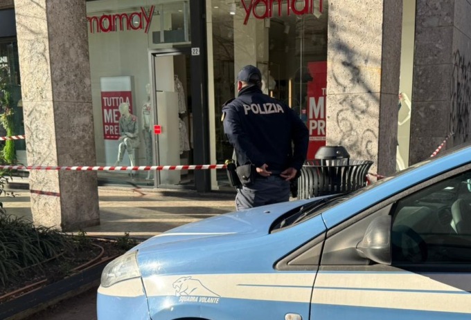 Tre spaccate nella notte in centro: ladri in fuga