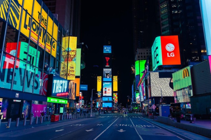 Totem pubblicitari luminosi da esterno: normativa e regolamentazioni da conoscere