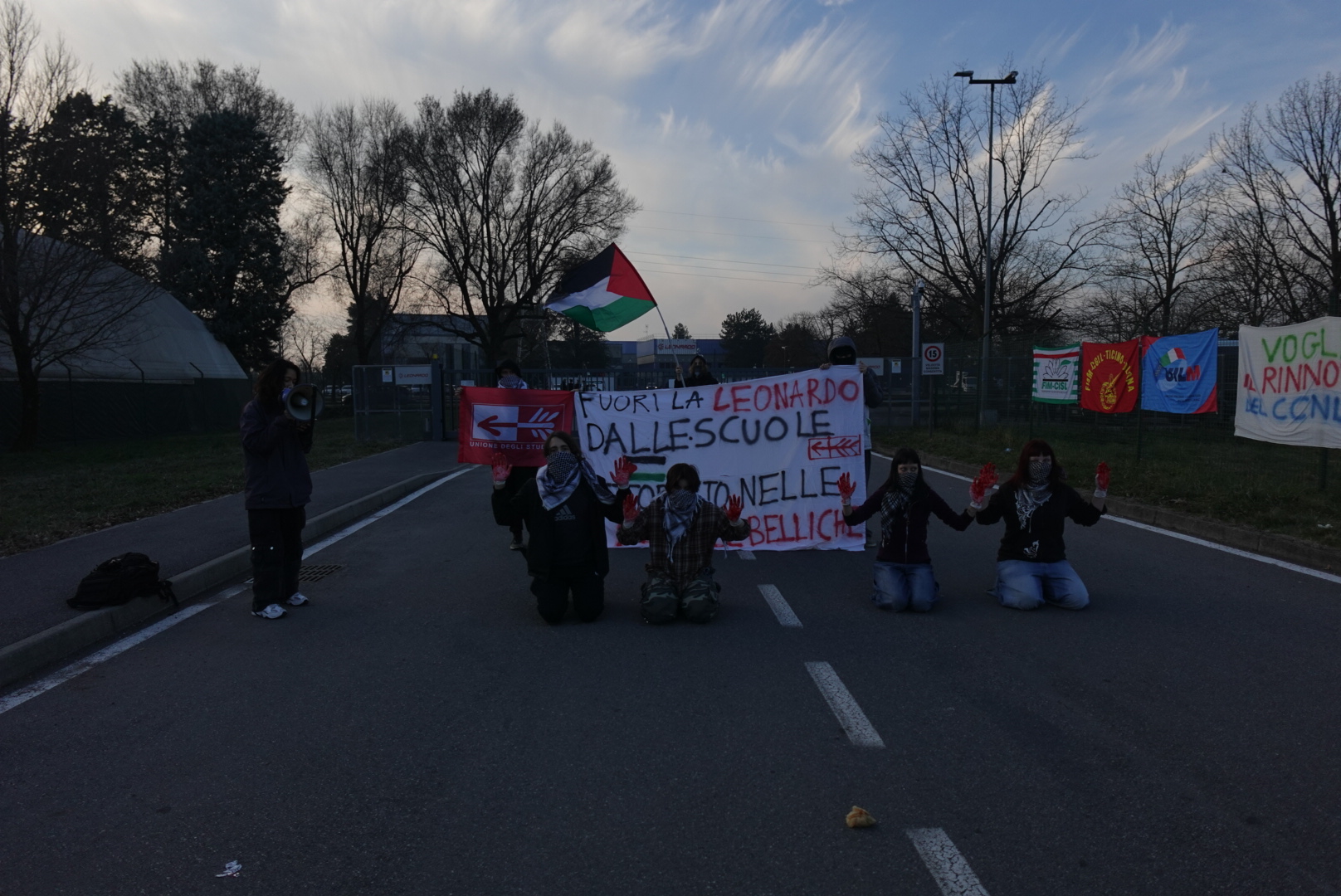 unione degli studenti in protesta alla Leonardo